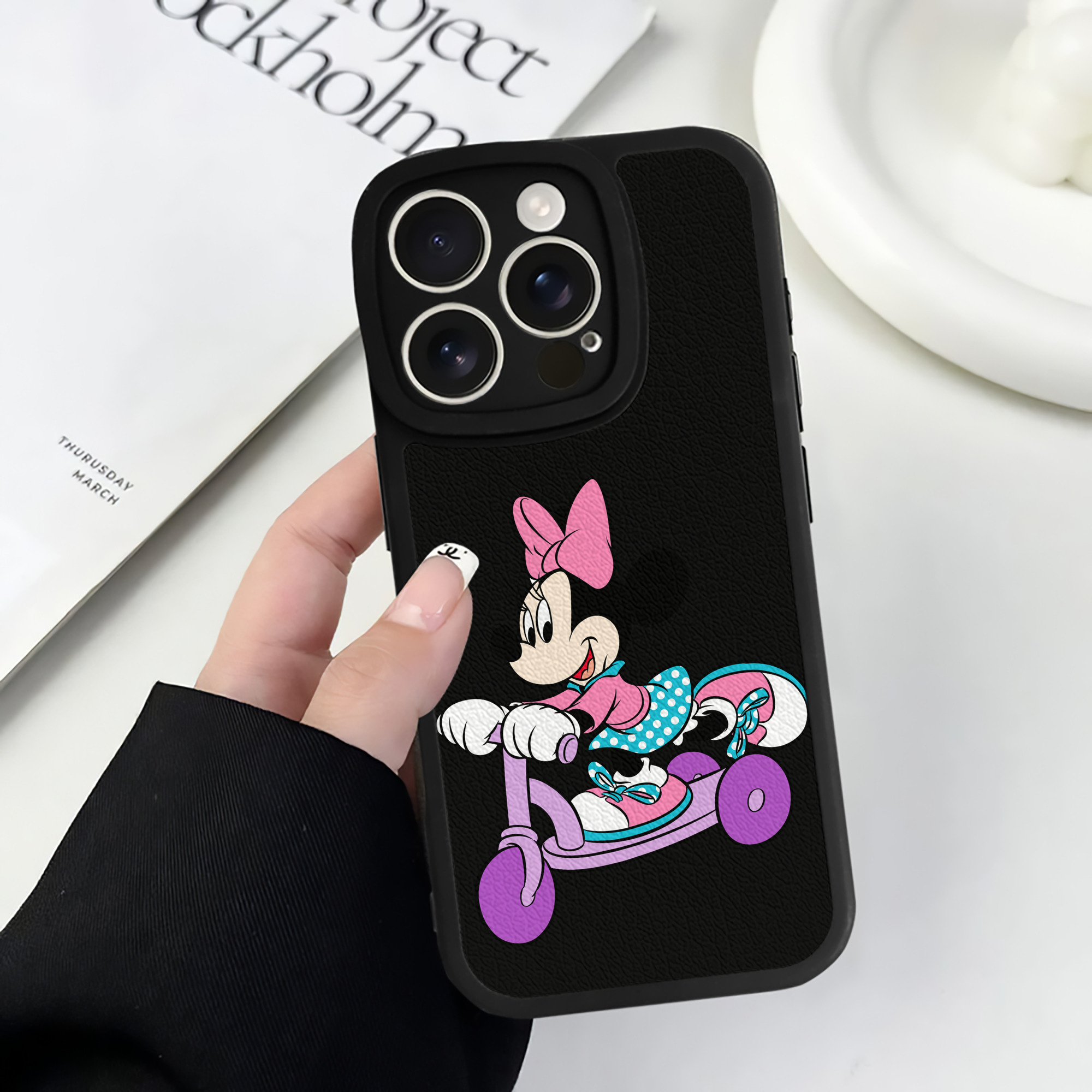 （画像用） ミッキーマウス Mickey Mouse 【iPhone 16シリーズ対応】シリコンスマホケース（レザー調） 材質：シリコン